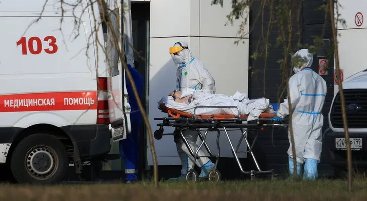 Rusia roza el récord de muertes por COVID en 24 horas; desde la pandemia han fallecidos 400 mil personas