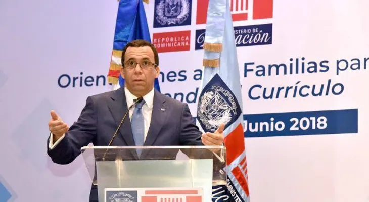 Ministro Andrés Navarro: nuevo currículo debe ser realidad cotidiana en aulas con integración de las familias