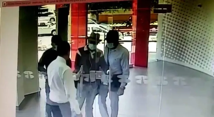 Un empleado le cerró la puerta antes de que ingresaran al lugar