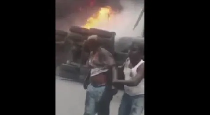 Momento en que salvan la vida del conductor del tranquero que se incendió en Haina