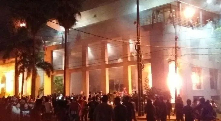 Las impactantes fotos del incendio en el Congreso de Paraguay y los choques entre manifestantes y policías