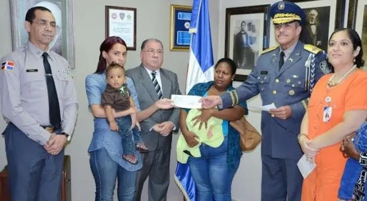 Entregan RD$1.4 millones a familiares de dos policías caídos