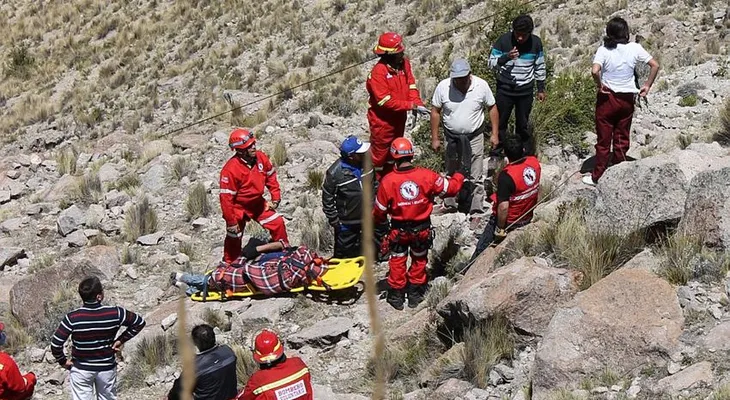 Un autobús cae a un barranco en Perú; hay más de 20 muertos