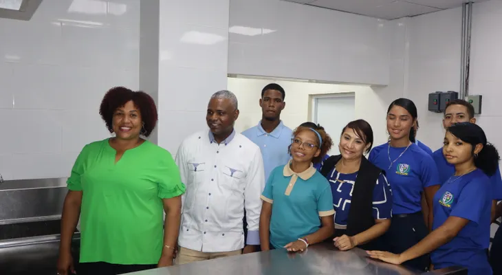 Estudiantes de Pedernales visitan la Escuela de Formación Técnico Profesional Guarocuya por iniciativa de la gobernadora