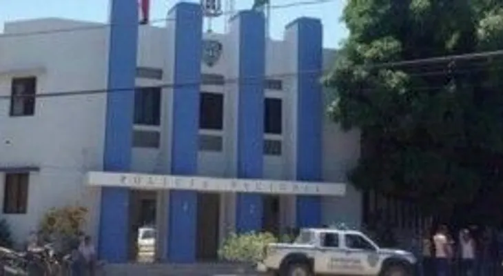 Sorprenden hombre robando cristales de la Junta Municipal Electoral de Santiago