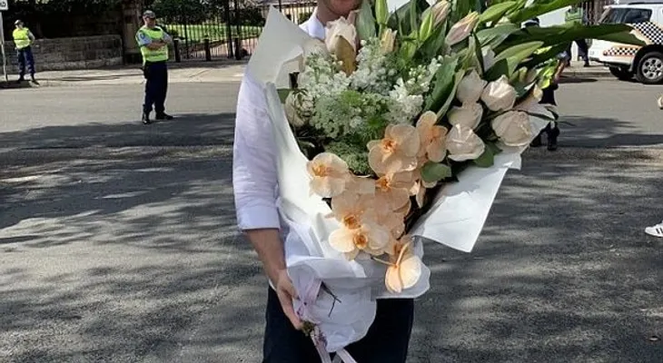 El príncipe Harry se enfrenta con un hombre que le regaló flores a Meghan Markle