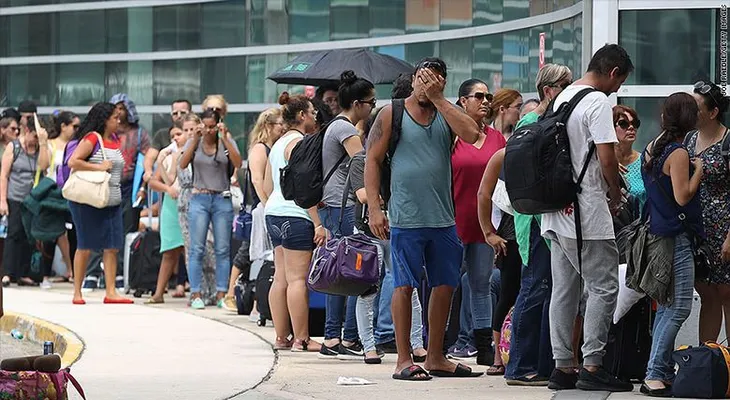 "No me siento segura aquí": una noche de desesperación en el sofocante aeropuerto de San Juan