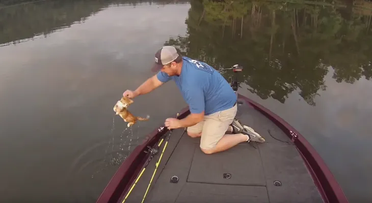 Dos pescadores reciben una gran sorpresa en un río de Alabama (VIDEO VIRAL)