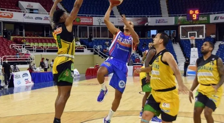 San Carlos vence a Huellas y retira camiseta a Manuel Guzmán en el TBS Distrito