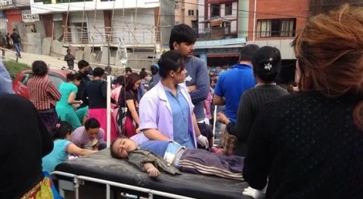 Muertos por sismo afectó Nepal e India; sobrepasa los 900