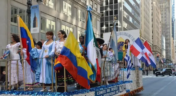 Hispanos desfilan en la 5ta Avenida en el Día de la Raza en New York.