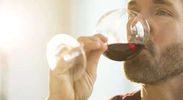 Cómo tomar vino sin manchar los dientes