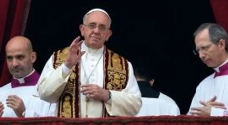 El papa con rostro entristecido: hay muchas lágrimas en esta Navidad