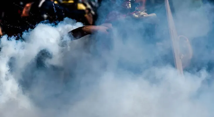 Golpiza a manifestante en Venezuela es captada en video