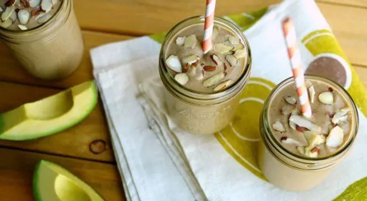 Un batido de aguacate con leche de almendras para que tu cerebro se "encienda" al empezar el día