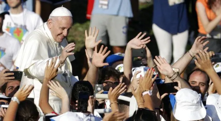 El papa aconseja a jóvenes a nunca abandonar sus sueños