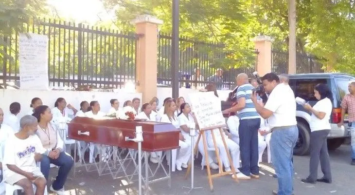 Enfermeras "entierran" hospital Cabral y Báez