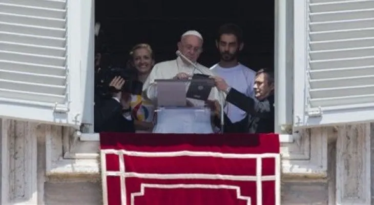 Papa usa tableta para inscribirse a Jornada de la Juventud 