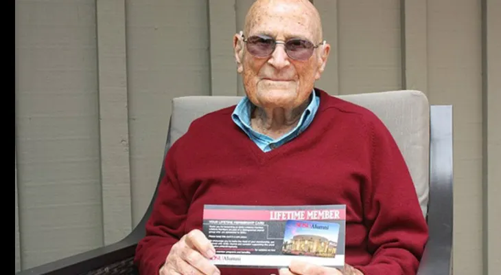 Recibió su diploma universitario a los 105 años, más de 80 años después de graduarse