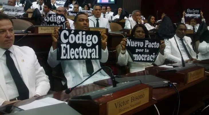 Diputados de oposición protestaron con pancartas en instalación bufetes directivos