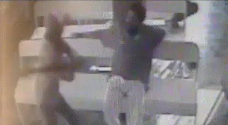 Un hombre le quita la vida a otro de un batazo (VIDEO)