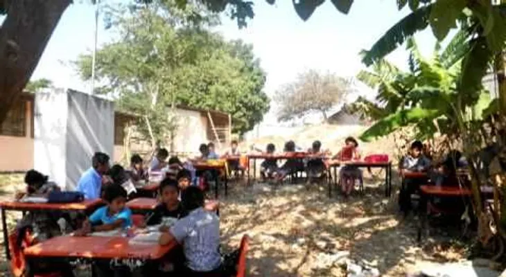Estudiantes de Cristóbal reciben clases debajo de árboles