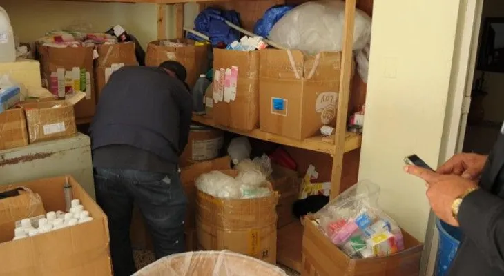 Allanan alegado laboratorio que fabricaba medicamentos hasta con yeso 