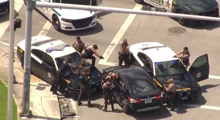 Detenido en Miami-Dade tras robar un auto al salir del hospital y protagonizar una persecución policial