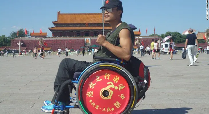 El épico viaje por toda China de un hombre en silla de ruedas