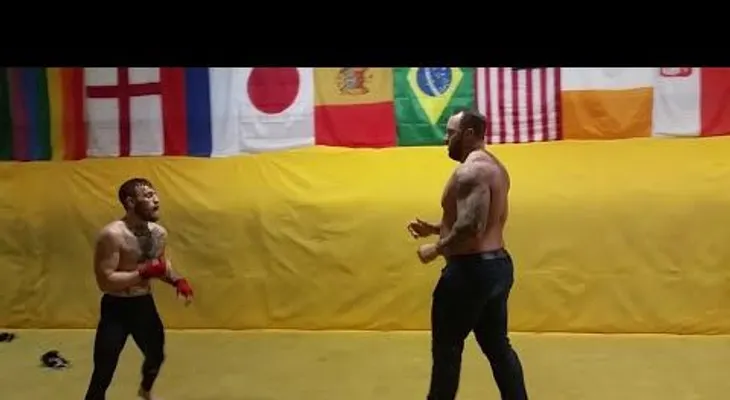 Campeón peso pluma UFC se enfrenta a La Montaña de Juego de tronos (VIDEO)