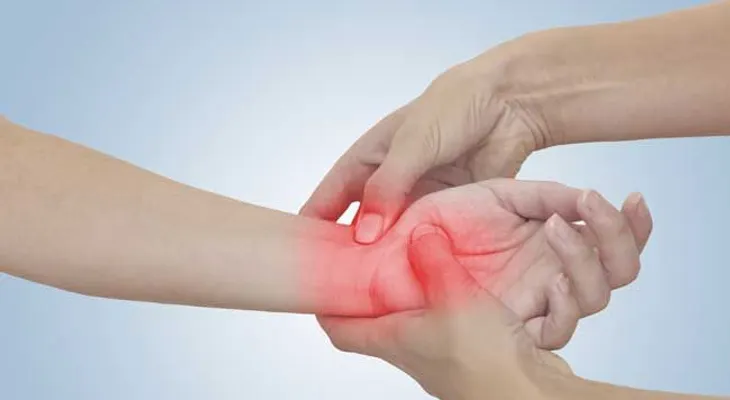 La mano con dolor y hormigueo