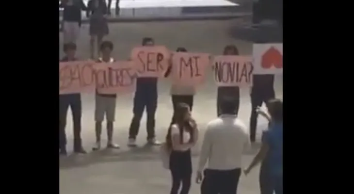 Le declara su amor en público y ella le rompe el corazón
