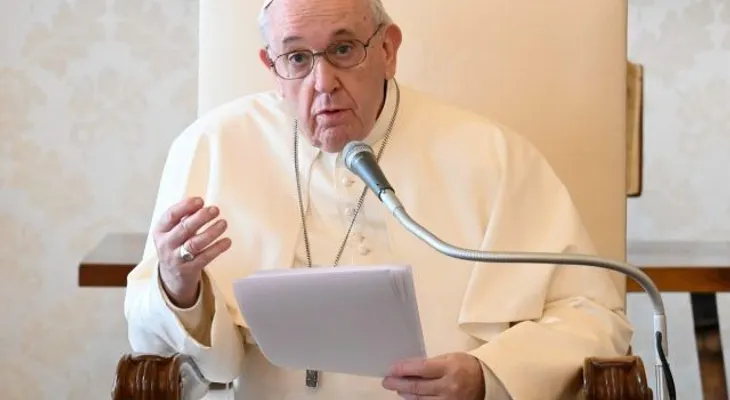 El papa fue operado con éxito de un problema de colon
