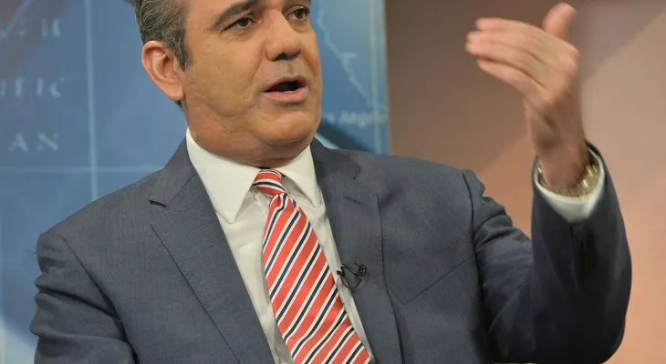 Abinader pide a Danilo aclarar qué ha pasado con el aumento salarial de los policías