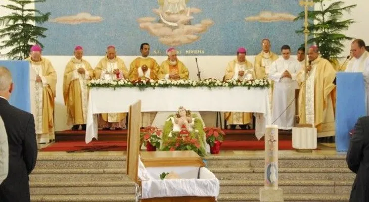 Sepultan restos María Cristina Estrella, madre de obispo y de exministro de la Presidencia