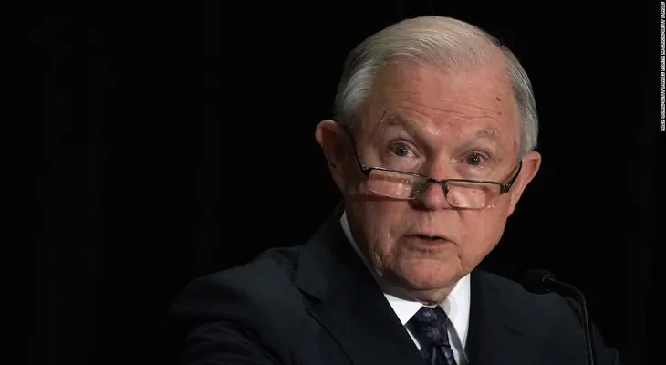 Secretario Sessions dice que centros de niños inmigrantes no son como los de la Alemania nazi porque â??ellos evitaban que los judíos salieranâ?