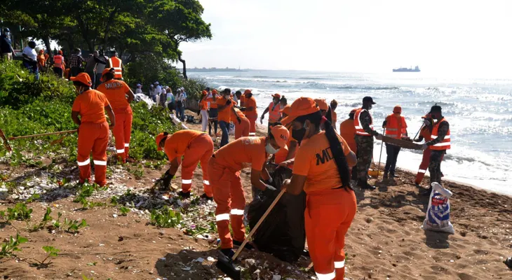 Más de 400 empleados en brigadas del MOPC participan en jornada de limpieza de playas