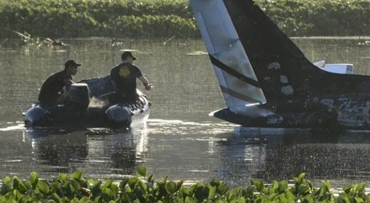 10 pasajeros mueren en avión cayó en una laguna