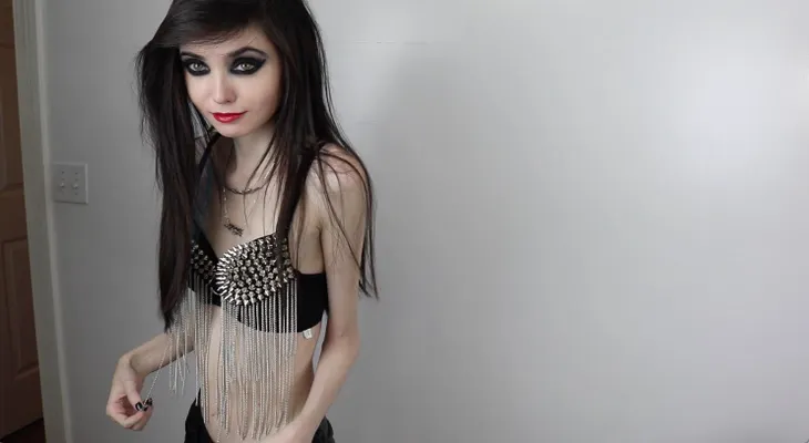 Piden cerrar canal de YouTube que promovería la anorexia