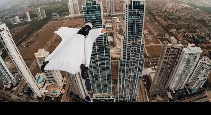Una mujer-pájaro vuela entre dos edificios en Panamá (VIDEO)
