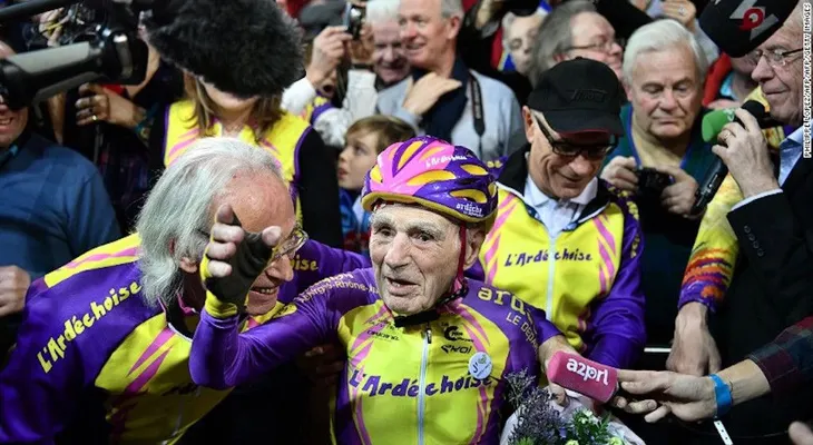Hombre de 105 años rompe un nuevo récord de distancia en bicicleta