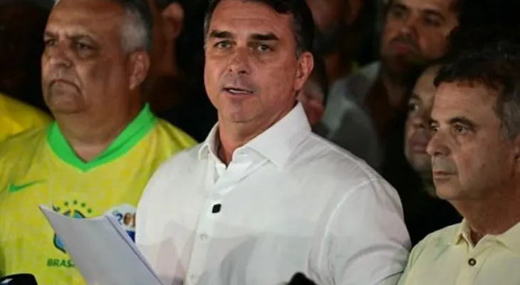 Juez Moraes ordena a Flávio Bolsonaro entregar pasaportes y le prohíbe salir de Brasil