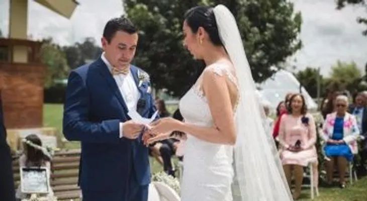 La llamó "estúpida", y se divorciaron tres minutos después de casarse