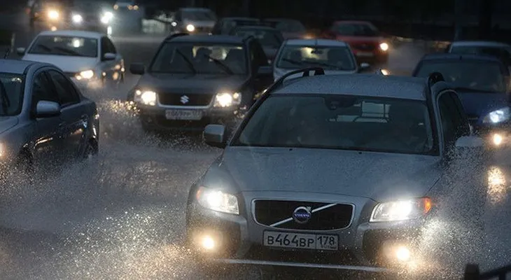Un muerto, decenas de heridos y mil arboles caídos por una tormenta en Moscú