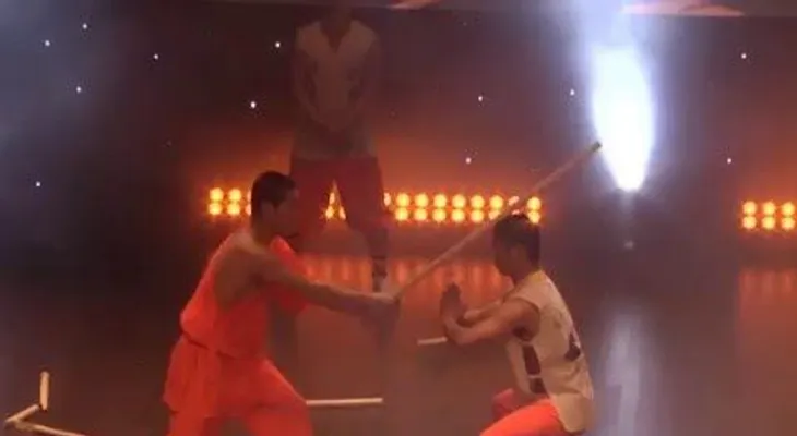 Los maestros Shaolín parten barras de metal con la cabeza (VIDEO)