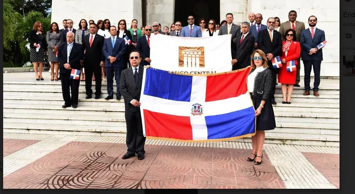 Valdez Albizu destaca ejemplo de entrega y sacrificios de los Padres de la Patria; BCRD deposita ofrenda floral
