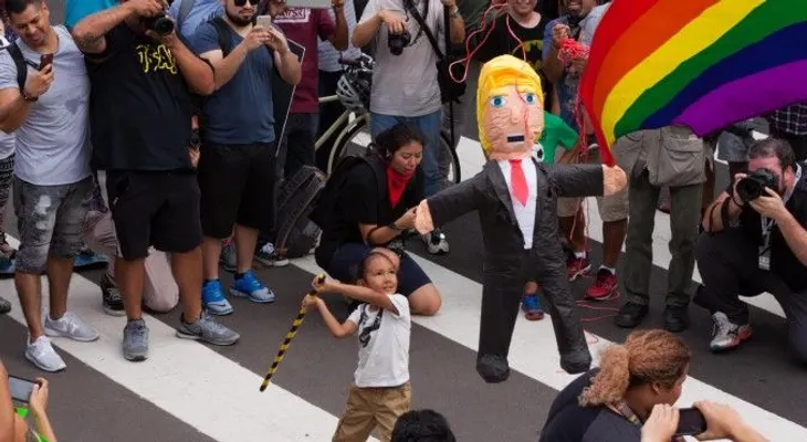 Más de 8,000 personas protestan contra Trump en Los Ángeles
