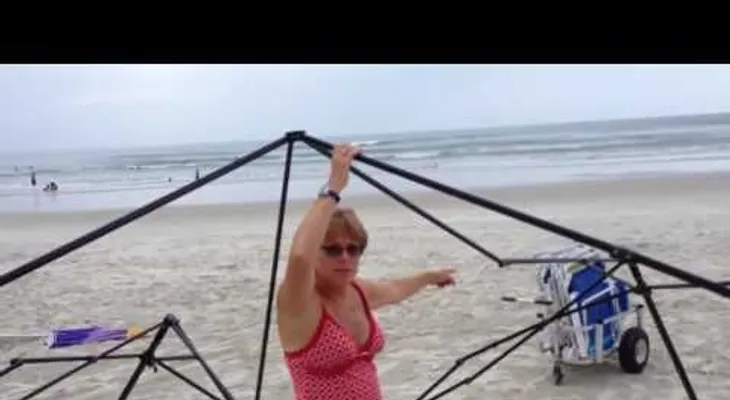 Este hombre confronta a 2 mujeres mientras roban su equipo de playa. ¡Que vergüenza!