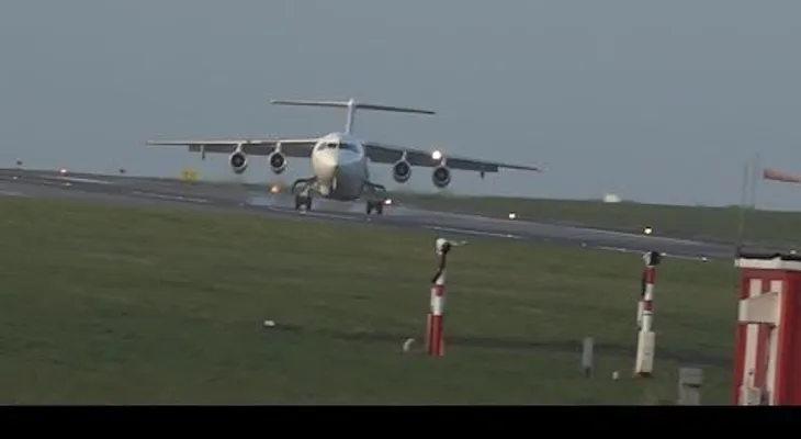 Un avión roza la tragedia al tocar tierra y no puede aterrizar (VIDEO)