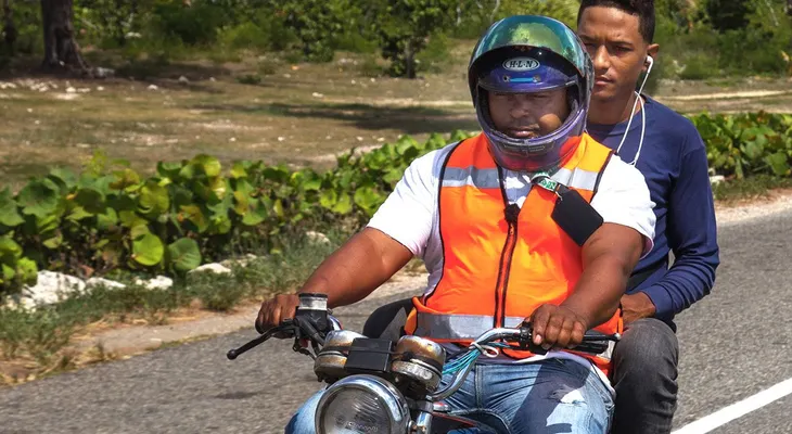 Ministro Gustavo Montalvo niega prohibición dos personas en motores, pero Director de Tránsito dice que sí